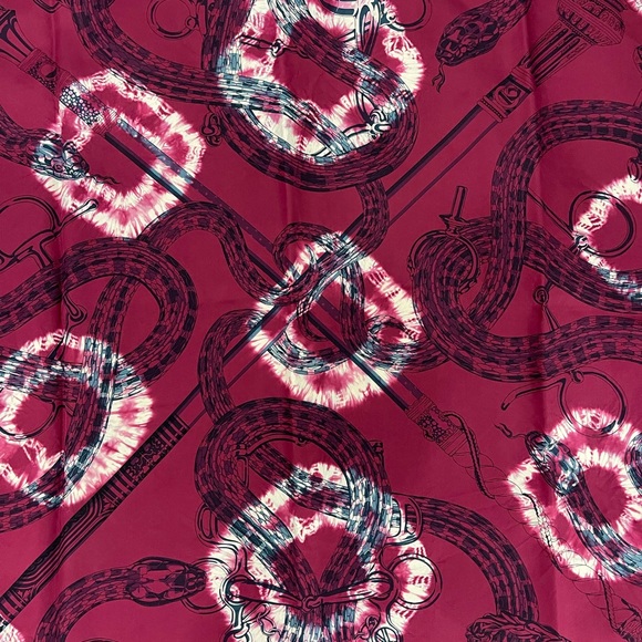 Hermès 100x100 silk scarf with tie dye detail. - Picture 2 of 5